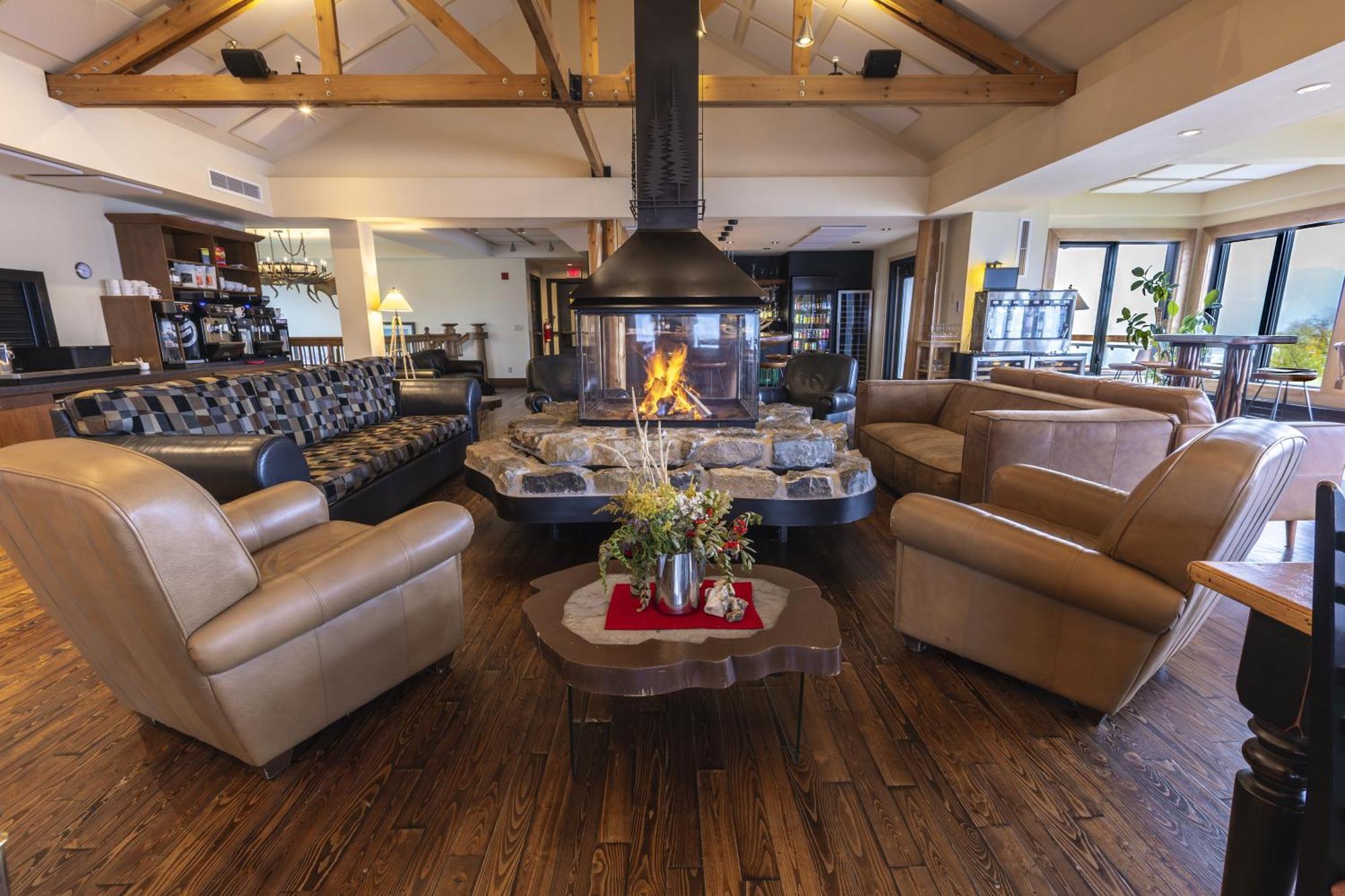 Auberge de Montagne des Chic-Chocs Mountain Lodge - Sepaq Sainte Anne-des-Chênes Extérieur photo